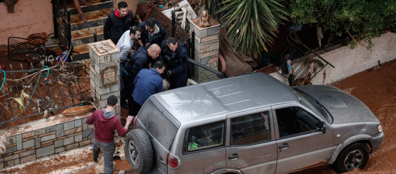 Καρέ- Καρέ η διάσωση ηλικιωμένης γυναίκας στη Μάνδρα- Συγκλονιστικές εικόνες